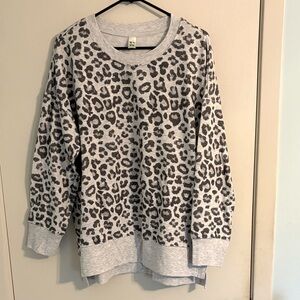 GreenTea Gray Leopard sweatshirt XL